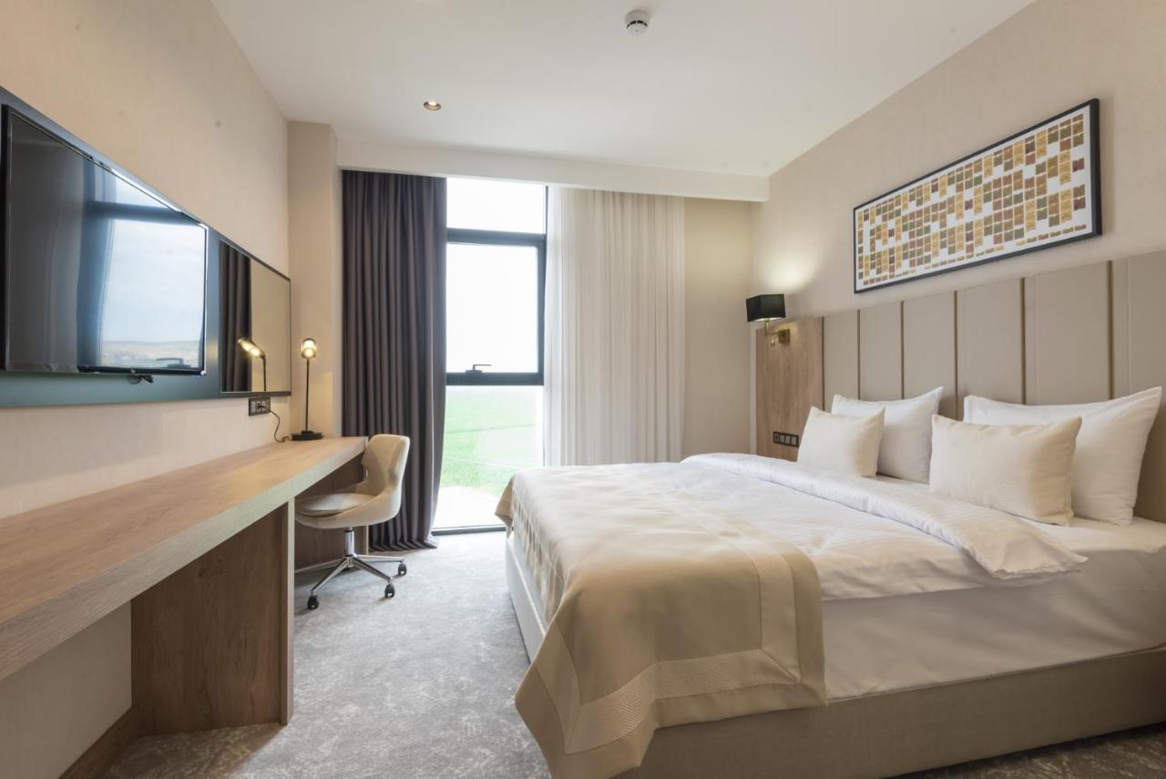 Ramada Plaza By Wyndham Batman Hotel ภายนอก รูปภาพ