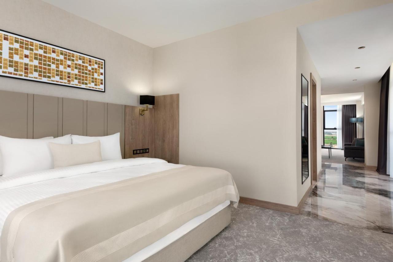 Ramada Plaza By Wyndham Batman Hotel ภายนอก รูปภาพ