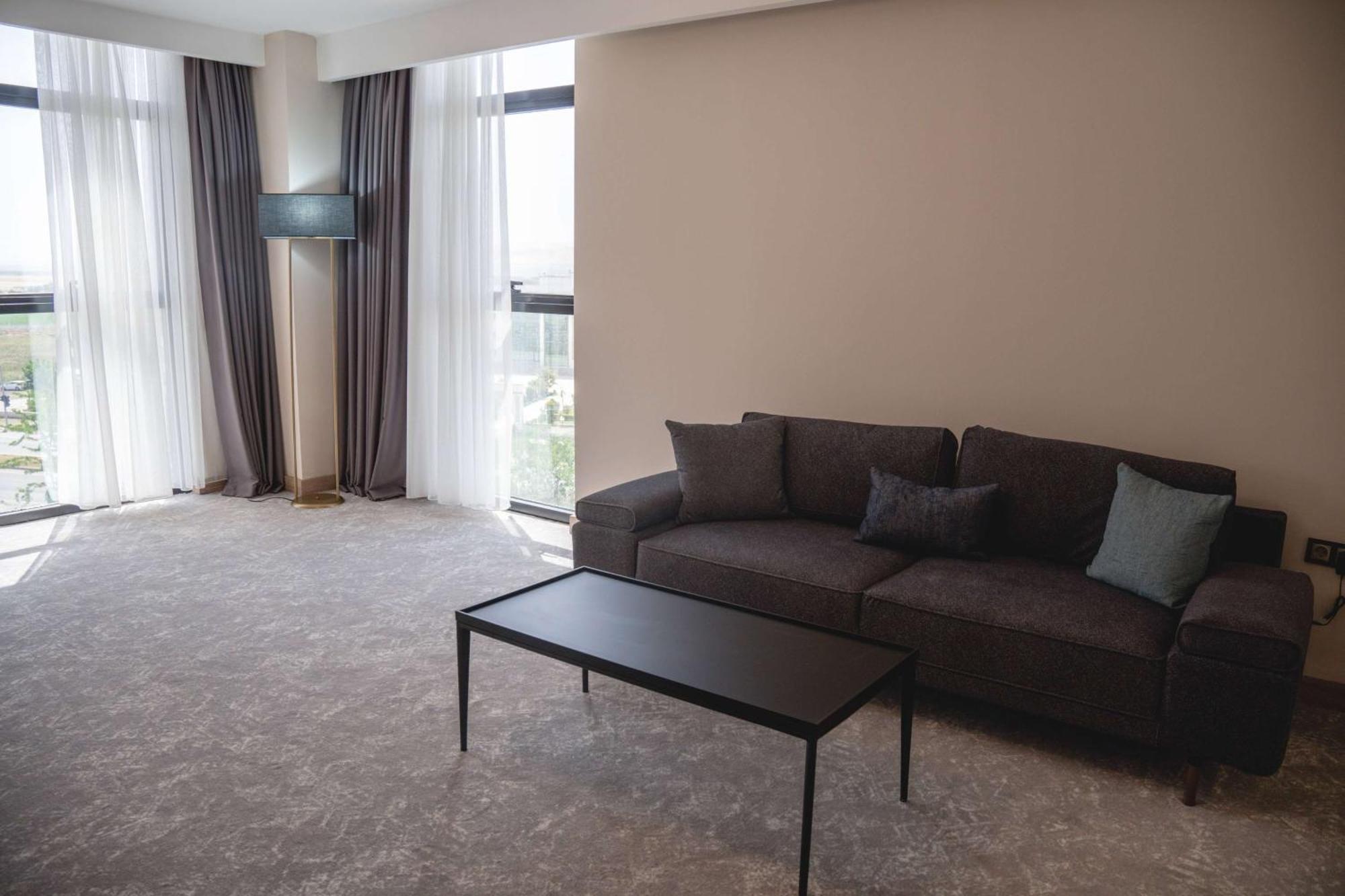 Ramada Plaza By Wyndham Batman Hotel ภายนอก รูปภาพ