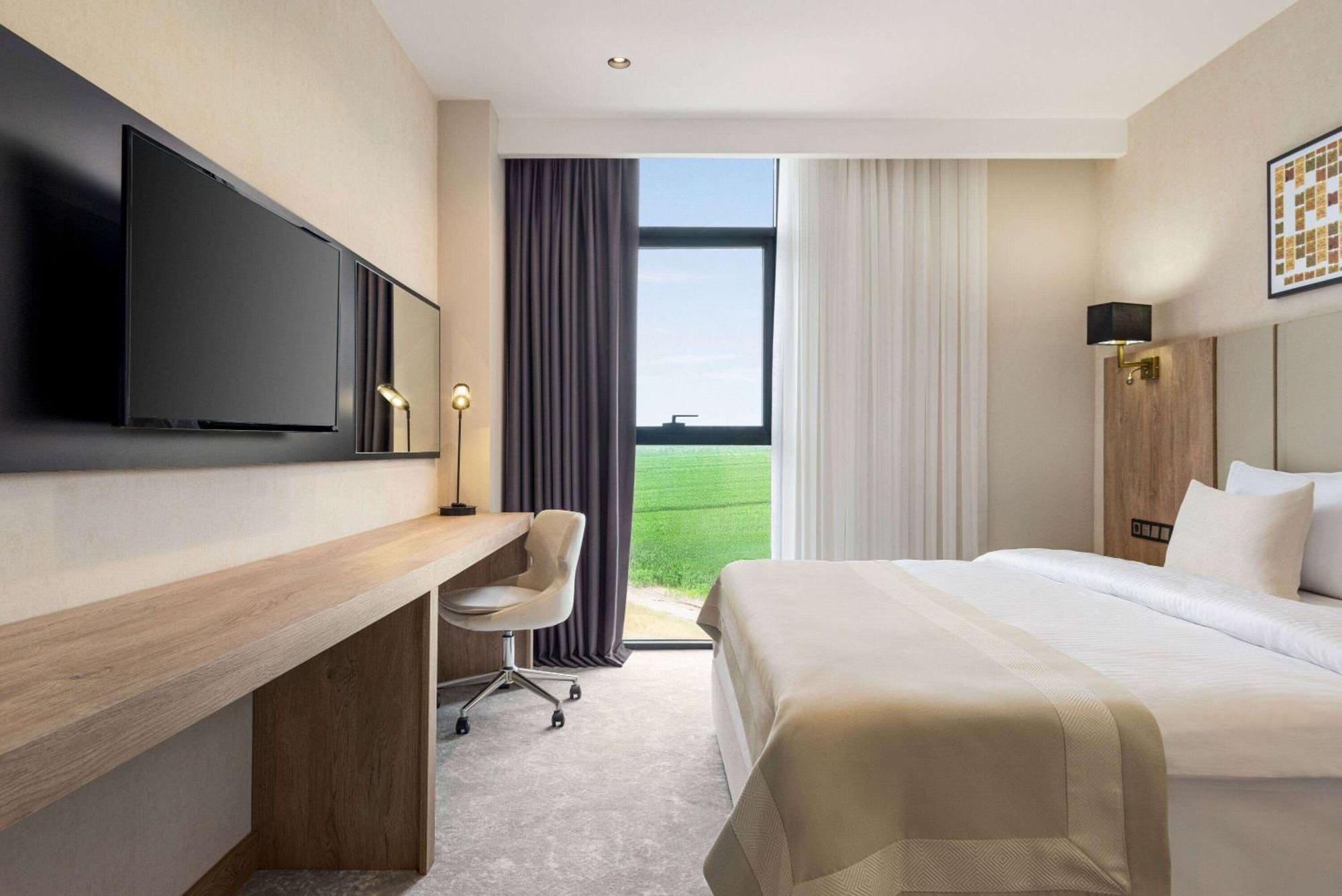 Ramada Plaza By Wyndham Batman Hotel ภายนอก รูปภาพ