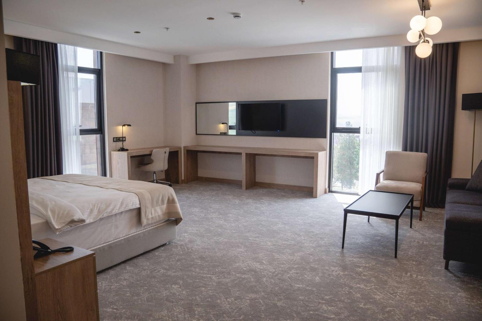 Ramada Plaza By Wyndham Batman Hotel ภายนอก รูปภาพ